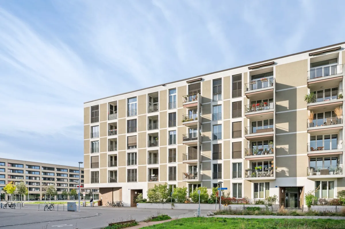 "Entdecke zeitgemäßes Wohnen im pulsierenden Erlenmattquartier in Basel: Das architektonisch ansprechende Wohnhaus vereint modernes Design, Komfort und eine erstklassige Lage. Tauche ein in die urbanen Vibes dieses aufstrebenden Quartiers und genieße die