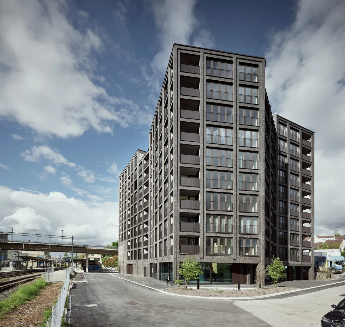 Exklusive Wohnqualität im Herzen von Münchenstein: Entdecken Sie dieses moderne Wohnhaus in erstklassiger Lage. Genießen Sie den Komfort und die hochwertige Ausstattung dieses Wohnhauses, das direkt am Bahnhof liegt. Mit kontrollierter Lüftung und einer