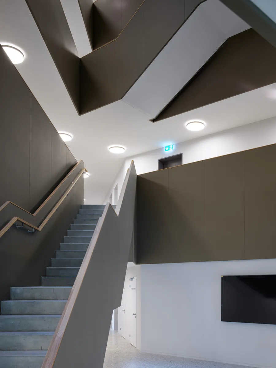 Exklusive Wohnqualität im Herzen von Münchenstein: Entdecken Sie dieses moderne Wohnhaus in erstklassiger Lage. Genießen Sie den Komfort und die hochwertige Ausstattung dieses Wohnhauses, das direkt am Bahnhof liegt. Mit kontrollierter Lüftung und einer
