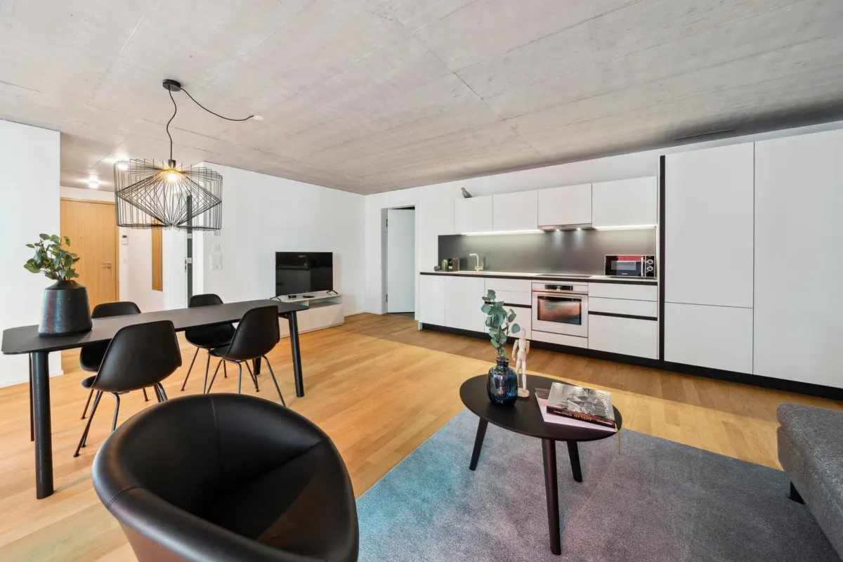 "Entdecke das moderne Wohnhaus im begehrten Luzerner Tribschenquartier: Ein Ort zeitgemäßen Wohnens nur wenige Minuten vom malerischen Vierwaldstättersee entfernt. Genieße den Komfort und die Qualität dieses Wohnhauses mit hochwertiger Ausstattung und ans